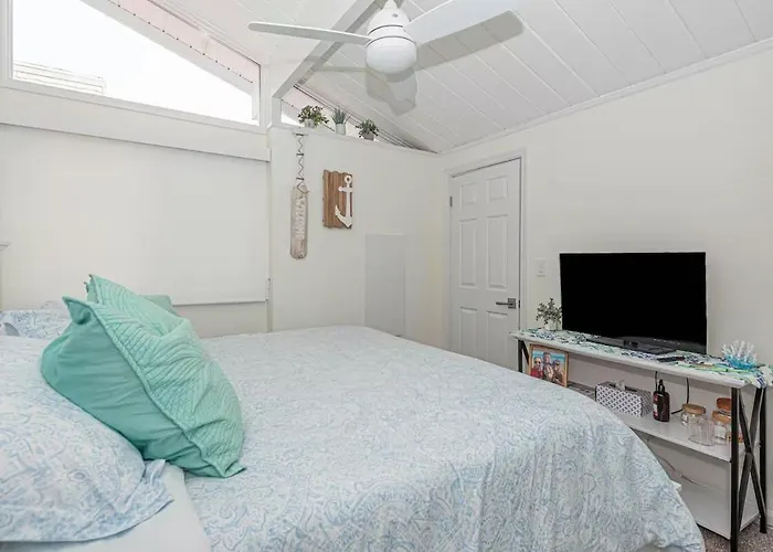 3br Canal Front Getaway Near Fenwick Walk To With Dock And Kayaks