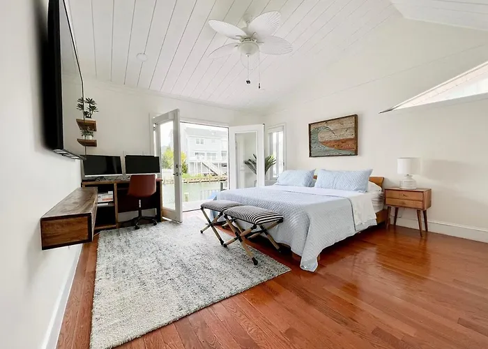 3br Canal Front Getaway Near Fenwick Walk To With Dock And Kayaks *