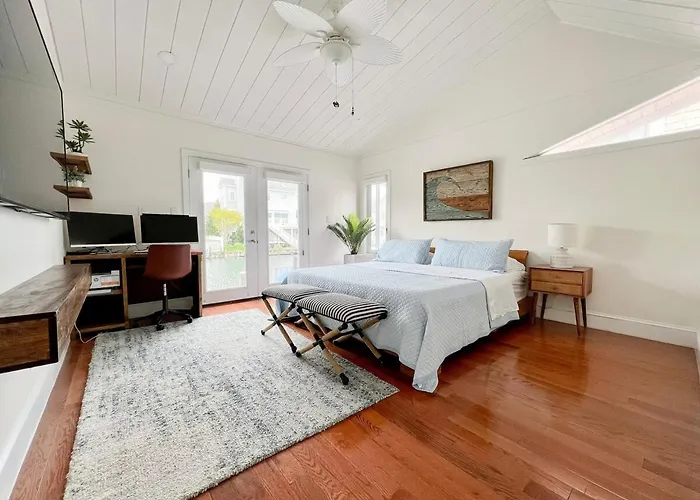 3br Canal Front Getaway Near Fenwick Walk To With Dock And Kayaks *